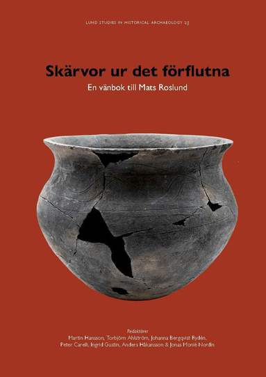 Peter d'Agnan, Caroline Ahlstöm Arcini, Torbjörn Ahlström, Anders Andrén, Rainer Atzbach, Ing-Marie Back Danielsson, Herman Bengtsson, Pia Bengtsson Melin, Johanna Bergqvist Rydén, Thomas Bertelsen, Torbjörn Brorsson, Mathias Bäck, Johan Callmer, Peter Carelli, Gunilla Gardelin, Ingrid Gustin, Martin Hansson, Ted Hesselbom, Anna Lihammer, Anders Håkansson, Birgitta Hårdh, Erik Johansson, Jesper Langkilde, Mattias Karlsson, Joakim Kjellberg, Erik Russow, Henrik Klackenberg, Jan Kockum, Lars Larsson, Fredrik Ekengren, Åsa M. Larsson, Karl-Magnus Melin, Anders C. Christensen, Orla H. Eriksen, Per Kristian Madsen, Mats Mogren, Magdalena Naum, Jonas Monié Nordin, Anders Ohlsson Tunerup, Bodil Petersson, Marian Rebkowski, Else Rosesdahl, Paavo Roos, Eva Svensson, Susanne Pettersson, Ola Svensson, Anders Söderberg, Thomas Wallerström, Jes Wienberg, Torun Zachrisson, Cecilia Ljung - Skärvor ur det förflutna : en vänbok till Mats Roslund, Inbunden