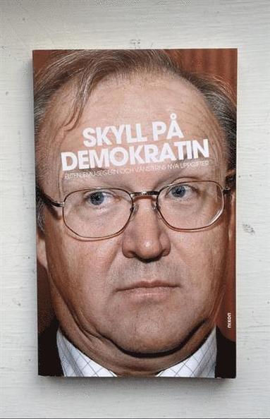 America Vera Zavala, Ali Esbati, Camillla Sköld Jansson, Sara Svensson, Jonas Sjöstedt, Daniel Bladh, Jens Ergon, Henrik Skrak - Skyll på demokratin - Eliten, EMU-segern och vänsterns nya uppgifter, Pocket