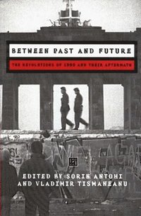 bokomslag Between Past and Future: The Revolution of 1989 and Their Aftermath