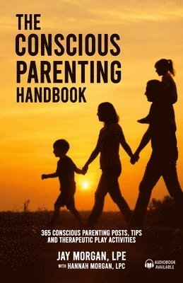 bokomslag The Conscious Parenting Handbook, 365 Conscious Parenting Posts, Tips, and Therapeutic Play Activities