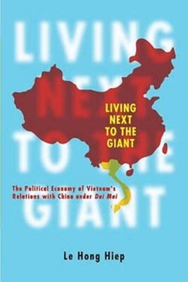 Le Hong Hiep - Living Next to the Giant, Häftad