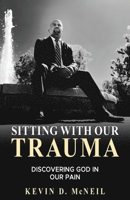bokomslag Sitting With Our Trauma: Discovering God in Our Pain