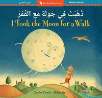 bokomslag I Took the Moon for a Walk (Bilingual Arabic & English)
